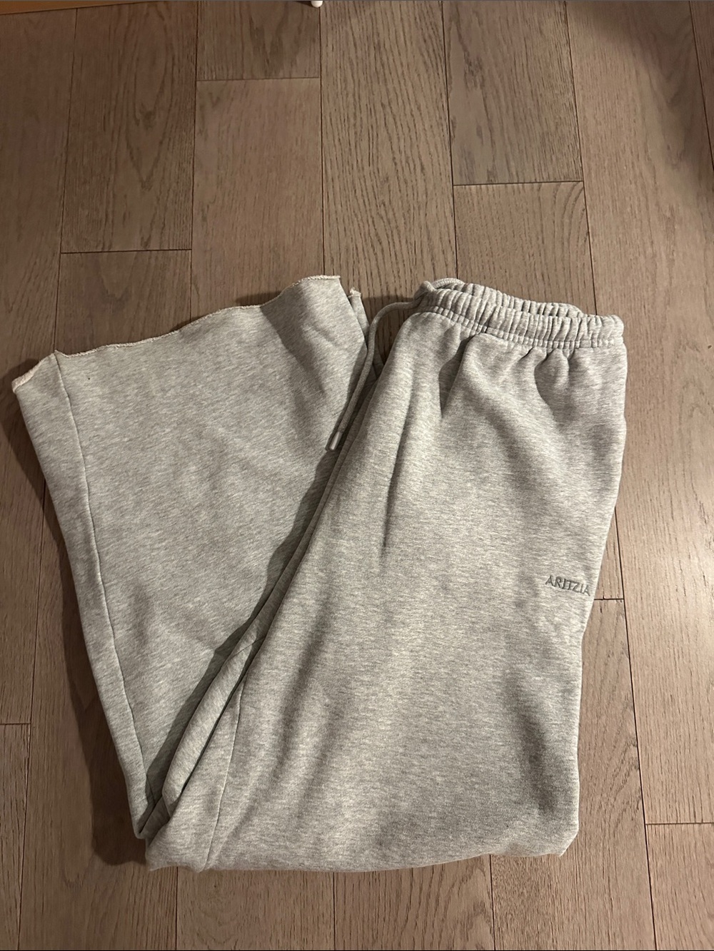 Aritzia Light Gray Sweatpants โ Minimal Logo Joggers